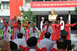 กิจกรรมรำลึกครบรอบ ๑๒๔ ปีวันคล้ายวันเกิดของประธานโตนดึ๊กทั้ง